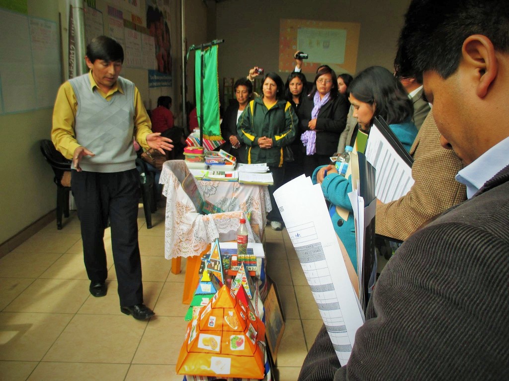 Maestro exponiendo su proyecto de innovación.