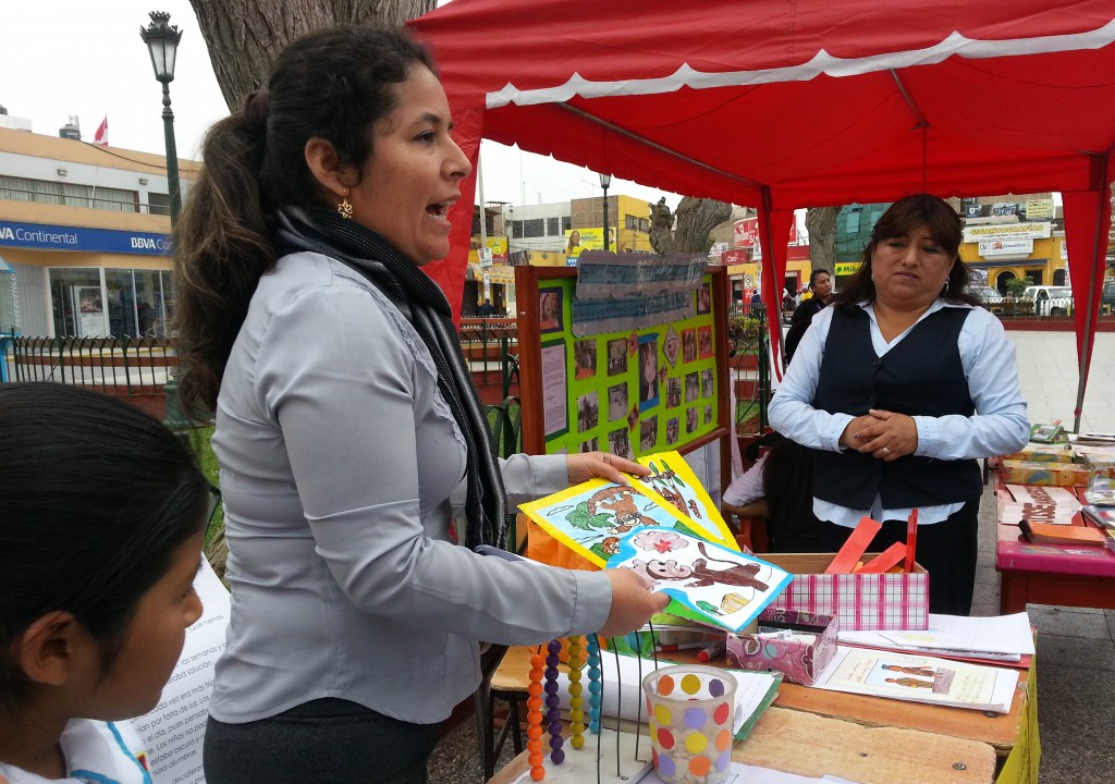 Maestra de IE de Cañete compartiendo su experiencia de innovación educativa en la Primera feria Regional descentralizada “Escuelas innovadoras para el logro de los aprendizajes de la región Lima-Cañete” en la Plaza de la misma provincia.